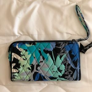 VERA BRADLEY WRISTLET WALLET